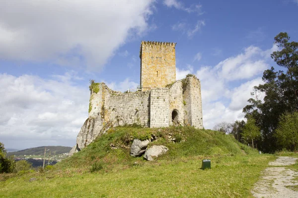 Andrade Castle, egy régi középkori vár, található önkormányzata Pontedeume Spanyolország. — Stock Fotó