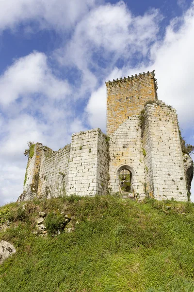 Andrade Castle, egy régi középkori vár, található önkormányzata Pontedeume Spanyolország. — Stock Fotó