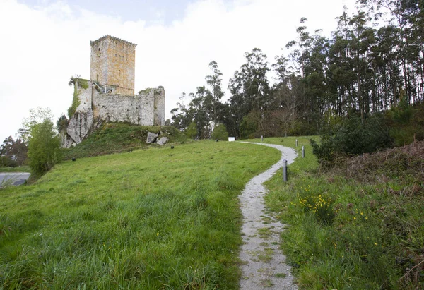 Andrade Castle, egy régi középkori vár, található önkormányzata Pontedeume Spanyolország. — Stock Fotó