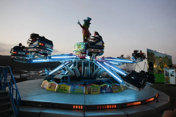 Coruña, España. Atracciones del recinto ferial en la fiesta del barrio al atardecer el 23 de agosto de 2019 — Foto de Stock