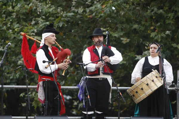 Coruna, İspanya. 25 Ağustos 2019 'da iki gayda ve bir bas davuldan oluşan Galiçya' nın bölgesel müzik grubu.