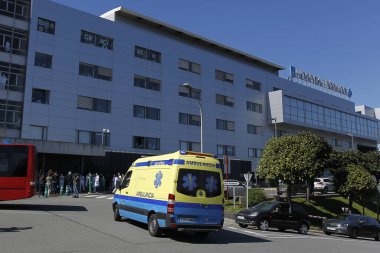 Bir Corua-İspanya. İspanya ambulansı, acil tıbbi servis. Coronavirus dünya çapında salgın krizi. Koronavirüsün yayılması 26 Mart 2020