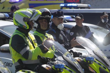 Bir Coruna-İspanya. Yeni koronavirüs kriziyle ilgilenen sağlık çalışanları, 26 Mart 2020 'de Sivil Muhafızlar ve diğer güvenlik güçleri tarafından hastanenin önünde alkışlanırken, buna karşılık alkış tutuyorlar.