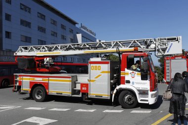 26 Mart 2020 'de İspanya' yı etkileyen koronavirüs salgınında çalışan acil durum ekiplerinin anısına maskeli itfaiyeciler itfaiye araçlarının içinde.