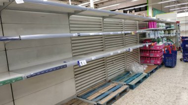 Coruna-İspanya. 19-14 Mart 2020 tarihleri arasında yaşanan vid-coronavirus krizi nedeniyle boş İspanyol süpermarket rafları ve peçeteleri.