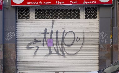 İspanya 'nın A Coruna kentindeki bir caddenin kapalı panjurları 14 Mart 2020 tarihinde Coperid-19 Coronavirus tarafından verilen alarm sonucu kapatıldı..