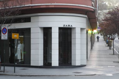 Bir Coruna-İspanya. İlk mağaza 'Inditex' grubu tarafından 'Zara' adı altında, La Corua 'nın merkezi bir caddesinde 14 Mart 2020' de covid-19 Coronavirus salgınıyla kapatıldı.