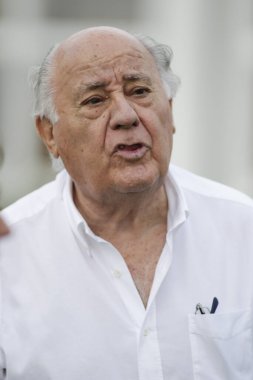 ARTEIXO, İSPAN 21 HAZİRAN. Inditex (Zara İmparatorluğu) 'nun kurucusu Amancio Ortega Gaona' nın portresi, 21 Temmuz 2019 tarihinde İspanya 'nın Arteixo kentinde.