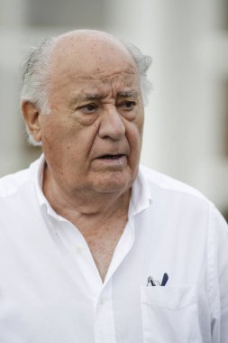 ARTEIXO, İSPAN 21 HAZİRAN. Inditex (Zara İmparatorluğu) 'nun kurucusu Amancio Ortega Gaona' nın portresi, 21 Temmuz 2019 tarihinde İspanya 'nın Arteixo kentinde.