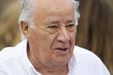 ARTEIXO, İSPAN 21 HAZİRAN. Inditex (Zara İmparatorluğu) 'nun kurucusu Amancio Ortega Gaona' nın portresi, 21 Temmuz 2019 tarihinde İspanya 'nın Arteixo kentinde.