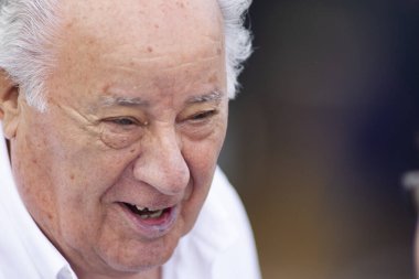 ARTEIXO, İSPAN 21 HAZİRAN. Inditex (Zara İmparatorluğu) 'nun kurucusu Amancio Ortega Gaona' nın portresi, 21 Temmuz 2019 tarihinde İspanya 'nın Arteixo kentinde.