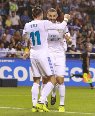 La Coruna, İspanya .20 Ağustos 2017 .Gareth Bale ve Real Madrid 'den Karim Benzema, Riazor Stadyumu' ndaki La Liga Deportivo de La Coruna ile Real Madrid arasında oynanan karşılaşmayı kutluyorlar..