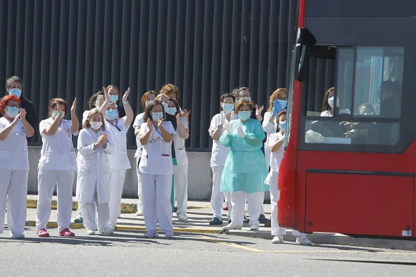 Coruna Spain Healthcare Workers Dealing New Coronavirus Crisis Applaud Return — Stock Photo, Image