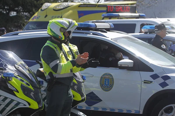 Bir Coruna-İspanya. Yeni koronavirüs kriziyle ilgilenen sağlık çalışanları, 26 Mart 2020 'de Sivil Muhafızlar ve diğer güvenlik güçleri tarafından hastanenin önünde alkışlanırken, buna karşılık alkış tutuyorlar.