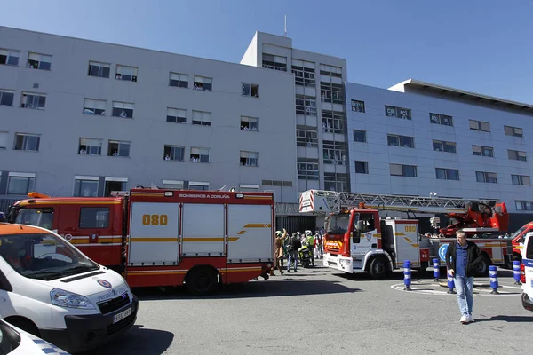 Een Coruna Spanje Brandweerlieden Met Maskers Brandweerwagens Tijdens Een Eerbetoon — Stockfoto