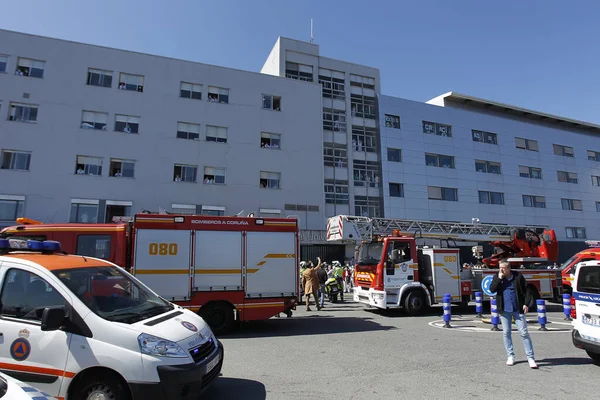 Een Coruna Spanje Brandweerlieden Met Maskers Brandweerwagens Tijdens Een Eerbetoon — Stockfoto