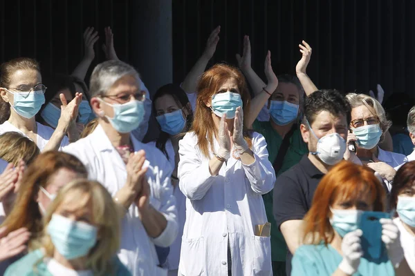 Coruna Spain Healthcare Workers Dealing New Coronavirus Crisis Applaud Return — Stock Photo, Image