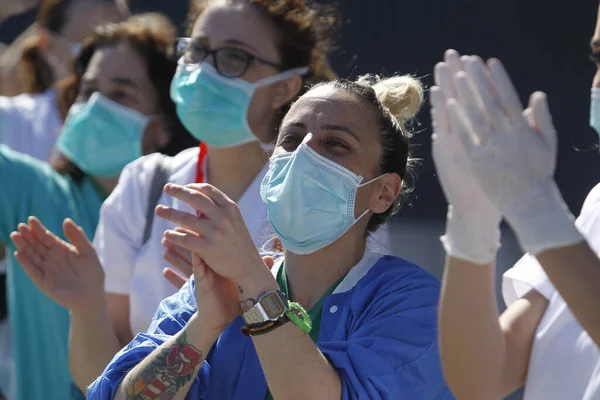 Coruna Spanyolország Koronavírus Válsággal Foglalkozó Egészségügyi Dolgozók Tapsolnak Viszonzásul Mivel — Stock Fotó