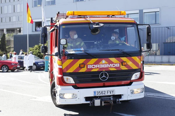 Een Coruna Spanje Brandweerlieden Met Maskers Brandweerwagens Tijdens Een Eerbetoon — Stockfoto