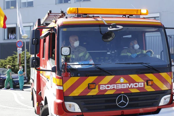 Een Coruna Spanje Brandweerlieden Met Maskers Brandweerwagens Tijdens Een Eerbetoon — Stockfoto