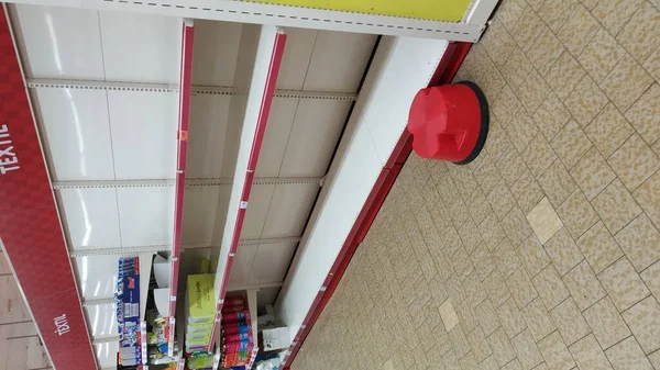 Estantes Vacíos Del Supermercado Español Papel Higiénico Servilletas Debido Crisis — Foto de Stock