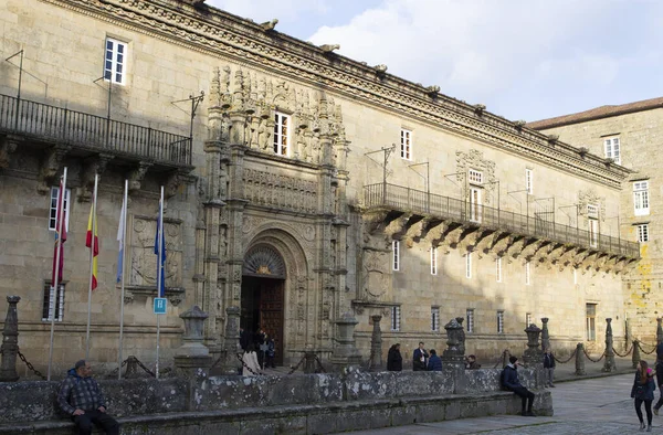 Santiago de Compostela, İspanya. 6 Aralık 2019 'da Santiago de Compostela' daki Obradoiro Meydanı 'ndaki Katolik Krallar Pansiyonu' nun cephesi.