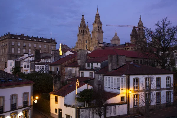 Santiago de Compostela, İspanya. 6 Aralık 2019 'da Santiago de Compostela' nın diğer binaları arasında katedralin ana barok cephesinin görüntüsü