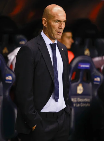 Coruna, İspanya. 20 Ağustos 2017. RC Deportivo de La Coruna ve Real Madrid stadı sırasında Real Madrid 'in antrenörü Zinedine Zidane.