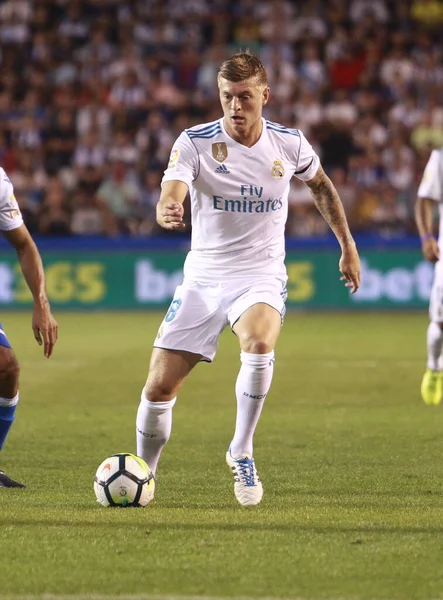 Coruna, İspanya. 20 Ağustos 2017. La Liga karşılaşmasında Real Madrid 'den Toni Kroos RC Deportivo de La Coruna ve Real Madrid arasında Riazor Stadyumu' nda oynandı..