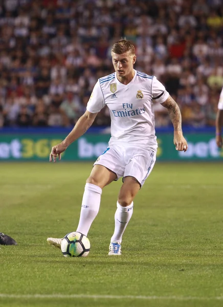 Corua, İspanya. 20 Ağustos 2017. La Liga karşılaşmasında Real Madrid 'den Toni Kroos RC Deportivo de La Coruna ve Real Madrid arasında Riazor Stadyumu' nda oynandı..