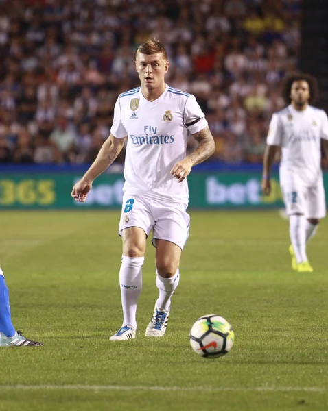 Corua, İspanya. 20 Ağustos 2017. La Liga karşılaşmasında Real Madrid 'den Toni Kroos RC Deportivo de La Coruna ve Real Madrid arasında Riazor Stadyumu' nda oynandı..