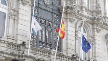 Coruna-İspanya. Galiçya, İspanya ve Avrupa Birliği bayrakları A Corua Şehir Konseyi 'nde 05.2020' de covid-19 koronavirüsünden ölenlerin anısına yarıya indi.