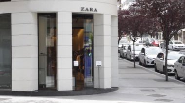 Corua-İspanya. 'Inditex' grubu tarafından Corua 'nın merkezinde,' Zara 'adı altında açılan ilk mağaza, 07.2020 Mayıs' ında Covid-19 Coronavirus nedeniyle bugün tekrar açıldı.