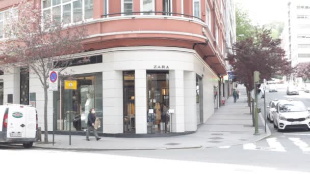 スペインコルアの中心部にある Zara という名前の Inditex グループによってオープンした最初の店は 5月の0 2020のCovid 19コロナウイルスのために閉鎖された後に今日再開されました — ストック動画