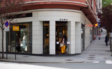 Coruna-İspanya. İlk mağazadaki alıcılar 7 Mayıs 2020 'de Cavid-19 tarafından kapatıldıktan sonra' Zara 'adı altında Inditex grubu tarafından açıldılar.