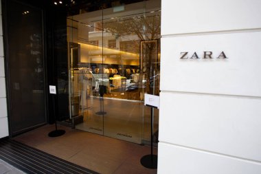 Coruna-İspanya. 'Inditex' grubu tarafından Corua 'nın merkezinde,' Zara 'adı altında açılan ilk mağaza, 07.2020 Mayıs' ında Covid-19 Coronavirus nedeniyle bugün tekrar açıldı.
