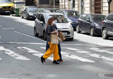 Coruna-İspanya. 'Zara' nın alıcıları, Corua 'nın merkezinde, bugün tekrar açıldıktan sonra, 7 Mayıs 2020' de Cavid-19 Coronavirus tarafından kapatıldıktan sonra,.