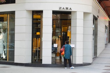 Coruna-İspanya. İlk mağazadaki alıcılar 7 Mayıs 2020 'de Cavid-19 tarafından kapatıldıktan sonra' Zara 'adı altında Inditex grubu tarafından açıldılar.