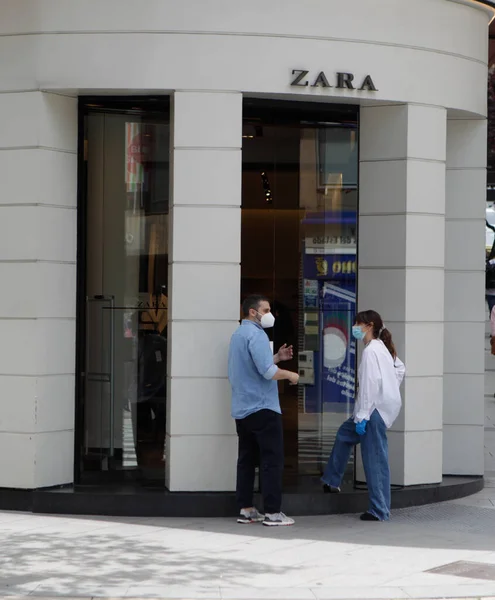 スペイン スペイン 2020年5月7日にCovid 19によって閉鎖された後 今日再開した後 Zara という名前で Index グループによってオープンした最初の店のバイヤー — ストック写真