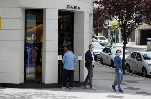 Coruna-İspanya. İlk mağazadaki alıcılar 7 Mayıs 2020 'de Cavid-19 tarafından kapatıldıktan sonra' Zara 'adı altında Inditex grubu tarafından açıldılar.