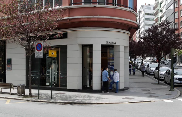 スペイン スペイン 2020年5月7日にCovid 19によって閉鎖された後 今日再開した後 Zara という名前で Index グループによってオープンした最初の店のバイヤー — ストック写真