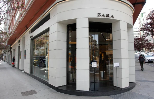Coruna Spain Coruaの中心部にある Zara という名前の Inditex グループによってオープンした最初の店は 5月の07 2020のCovid 19コロナウイルスのために閉鎖された後に今日再開されました — ストック写真