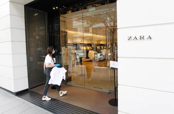 Coruna-İspanya. 'Inditex' grubu tarafından Corua 'nın merkezinde,' Zara 'adı altında açılan ilk mağaza, 07.2020 Mayıs' ında Covid-19 Coronavirus nedeniyle bugün tekrar açıldı.