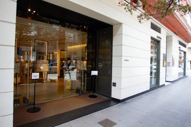 Coruna-İspanya. 'Inditex' grubu tarafından Corua 'nın merkezinde,' Zara 'adı altında açılan ilk mağaza, 07.2020 Mayıs' ında Covid-19 Coronavirus nedeniyle bugün tekrar açıldı.
