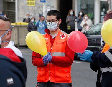 Coruna-İspanya. 10 Mayıs 2020 'de Coronavirus krizi alkışı karşısında maske takan sağlık görevlileri