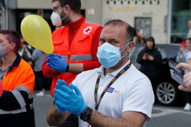 Coruna-İspanya. 10 Mayıs 2020 'de Coronavirus krizi alkışı karşısında maske takan sağlık görevlileri