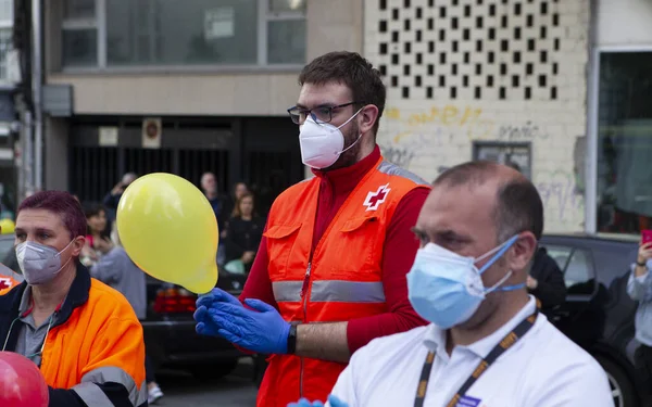 Coruna Espanha Profissionais Saúde Vestindo Máscaras Enfrentando Crise Coronavírus Aplaudem — Fotografia de Stock