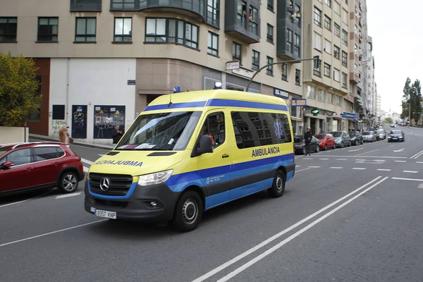 Bir Coruna-İspanya. İspanya ambulansı, acil tıbbi servis. Coronavirus dünya çapında salgın krizi. COVID-19 virüsünün yayılımı 10 Mayıs 2020