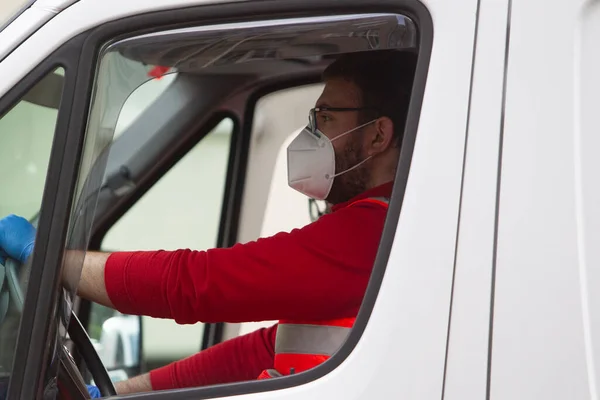 Coruna-İspanya. 10 Mayıs 2020 'de aracın içinde yüz maskesi takan ambulans şoförü.