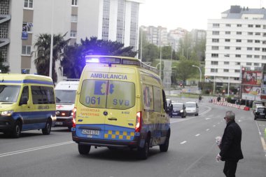 Bir Coruna-İspanya. İspanya ambulansı, acil tıbbi servis. Coronavirus dünya çapında salgın krizi. COVID-19 virüsünün yayılımı 10 Mayıs 2020
